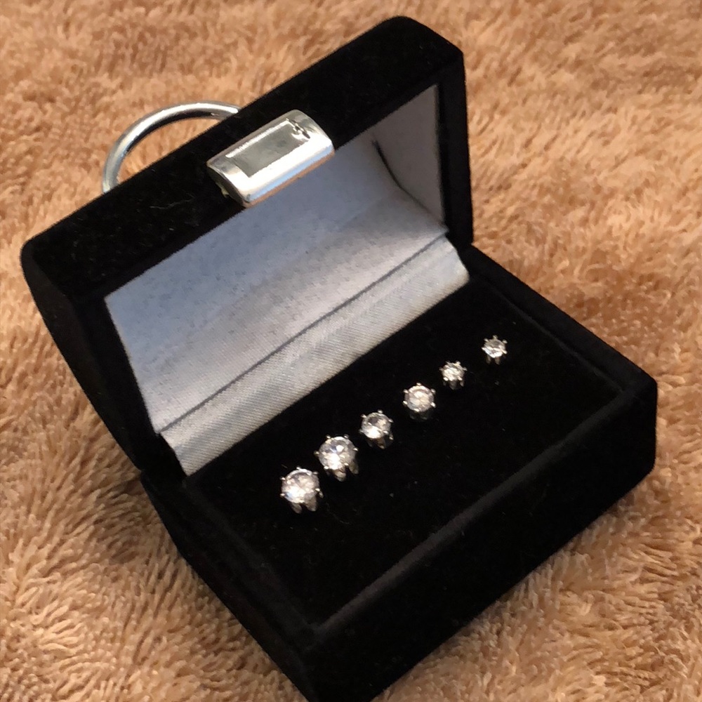 Stud earrings set